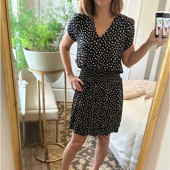 Super Cute mini dress! Short sleeves. Buttons details on the front! - Picture 1 of 9